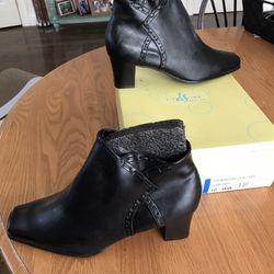 Women’s Black Ankle Boots LifeStride 10WW