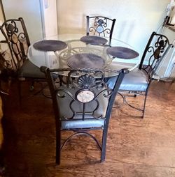 Metal 5 pieces dining set , 48 inches glass  top with 4 gray serving mats.
