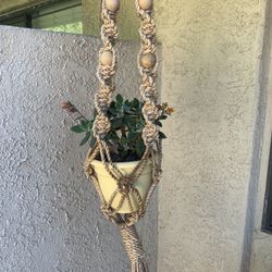 Macrame pot hanger