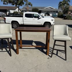 Bar Table And Stools DELIVERY AVAILABLE 