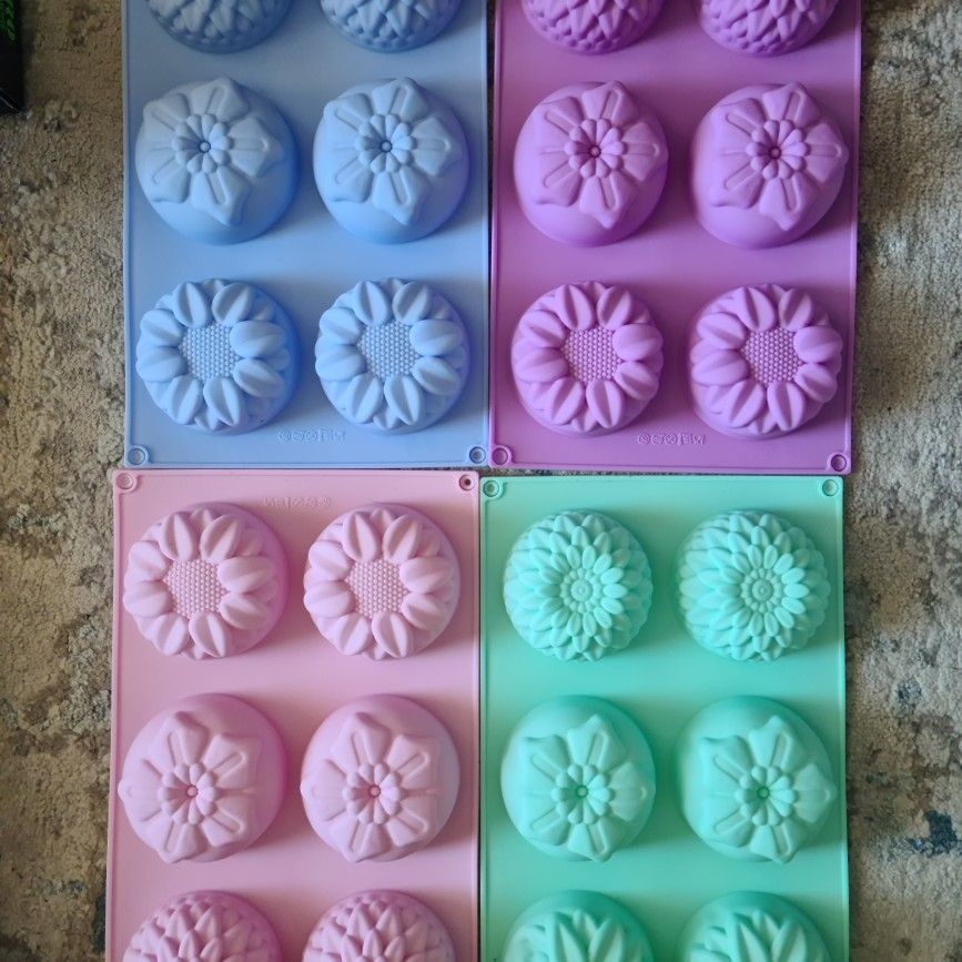 Silicone Mold for Handmade Soap, Cake, Jelly, Pudding, Chocolate, 6 Cavity Flower Design, Set of 4/Molde de silicona 4 Bandejas