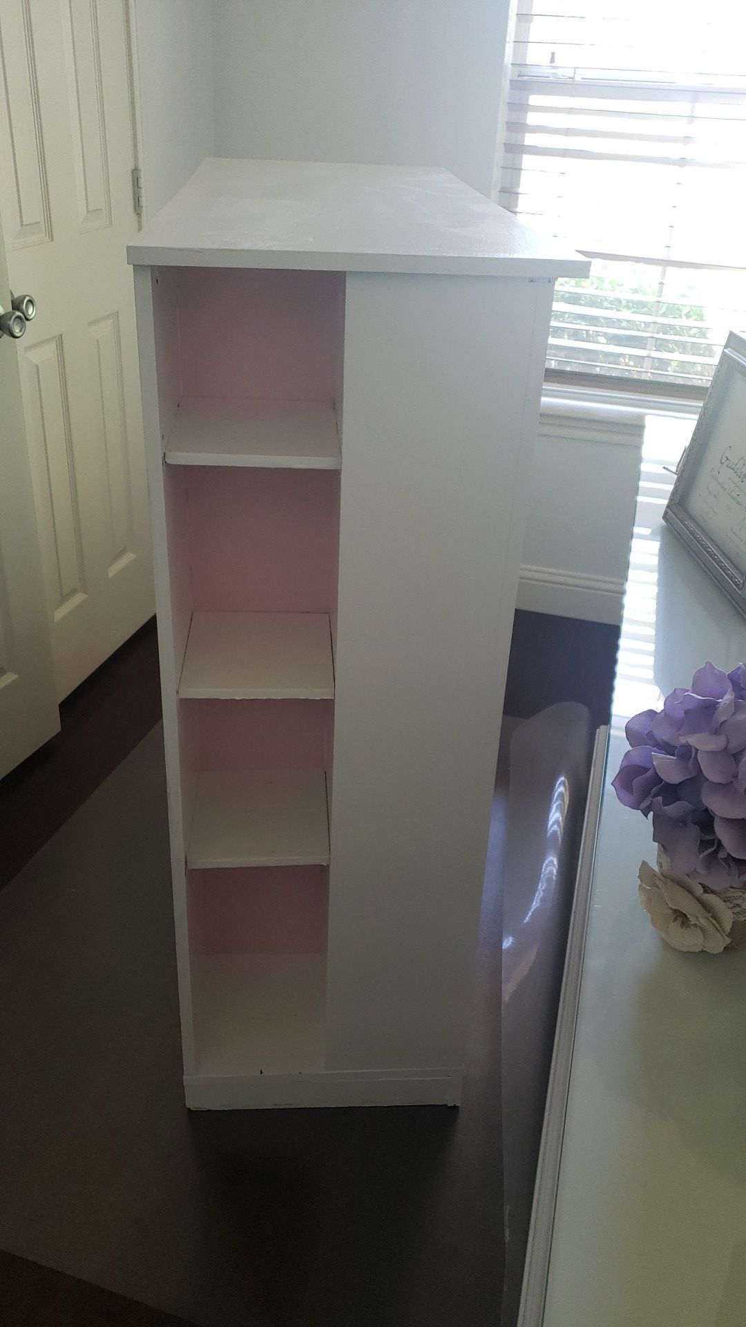 Bookcase white and pink