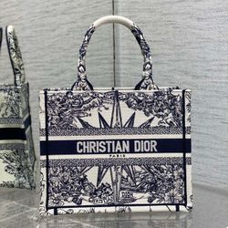 Simple and elegant, versatile and large-capacity bag