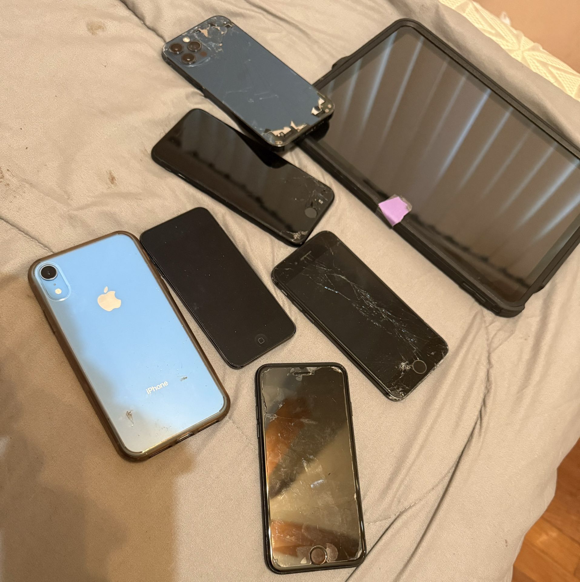 Lot Of iPhones,IPads And iPods From Apple