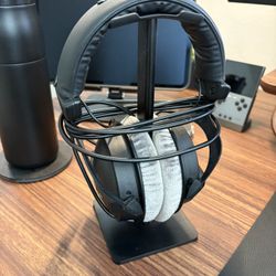 Beyerdynamic DT 770 PRO 32ohm headphones with stand