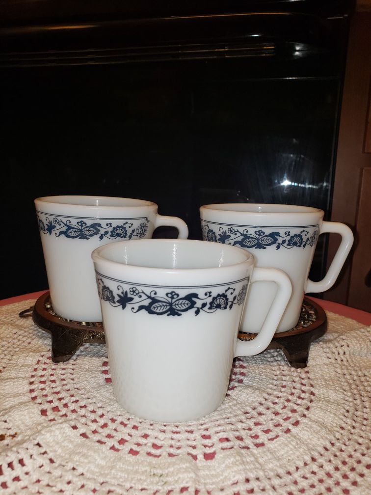 Pyrex vintage mugs