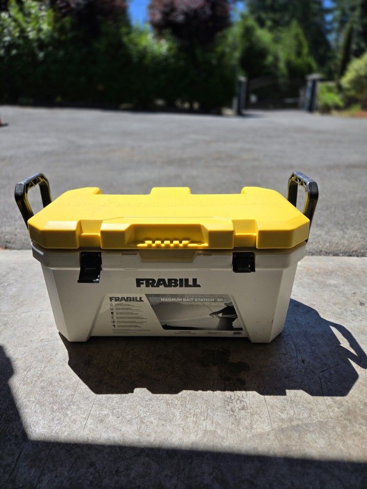Frabill Magnum Bait Station 30 Quart Bait Cooler with Dual Aeration