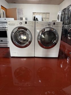 Set of washer machine LG and gas dryer. In perfect conditions and works perfectly. Washer machine capacity of 4.5 and dryer capacity 7.4. Deliver to y
