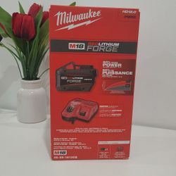 Batería Y Cargador Milwaukee 12 mah