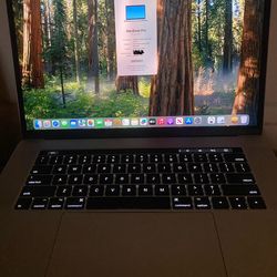 MacBook Pro 15in 2017 - Quad Core i7 - 500GB SSD - Touchbar - 16G Ram