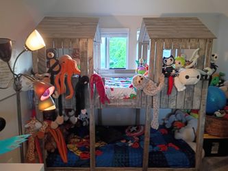Twin bunk bed