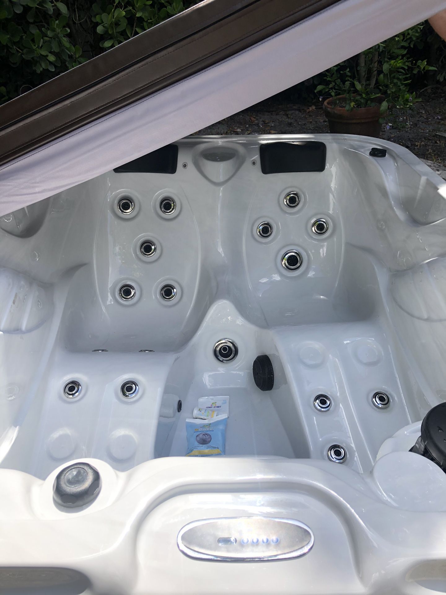 New never used Signature Spa NSS-3 dual-lounger white jacuzzi hot tub spa therapy jets made in the USA