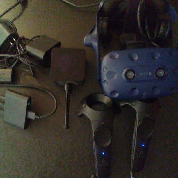HTC Vive Pro 2 Complete Set . Headset 2 Remotes,1 Room Sensor, All Cables Incl. Hdmi To Pc To Usb Adapter. Mint Condition 9 5-10