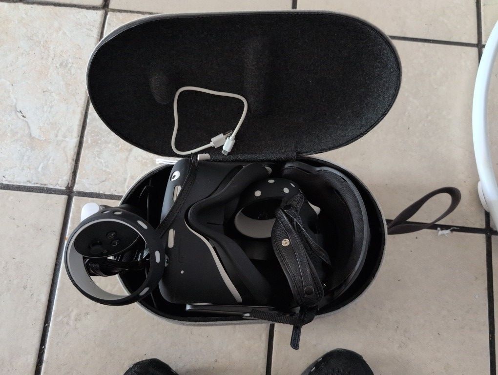 Oculus 2 Headset And Joysticks