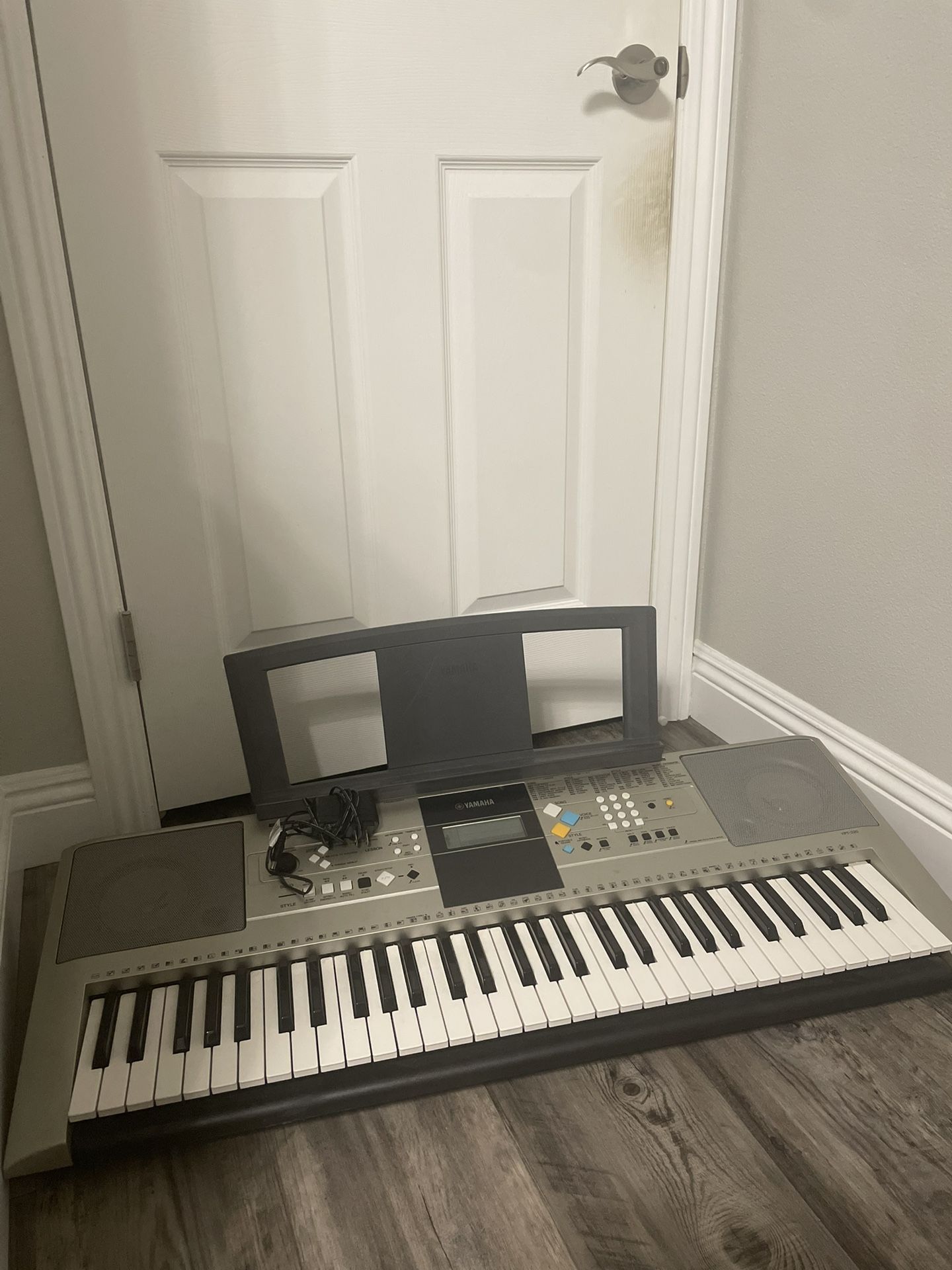 Yamaha YPT-320 Digital Keyboard
