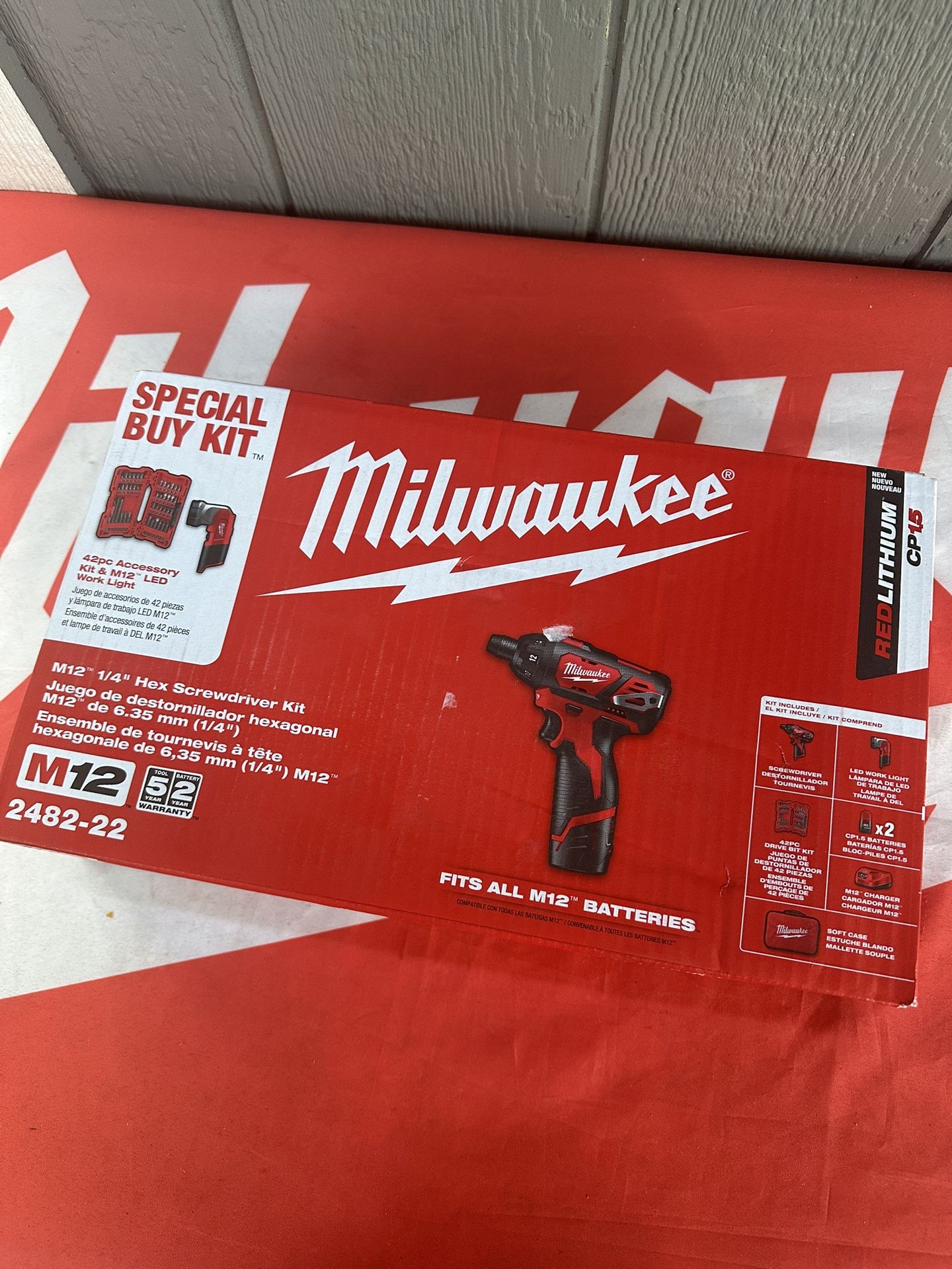 Milwaukee M12 12V Lithium Ion Cordless 1/4 in. Hex Screwdriver/LED Worklight Kit with (2) 1.5Ah Batteries,Bit Set & Bag
