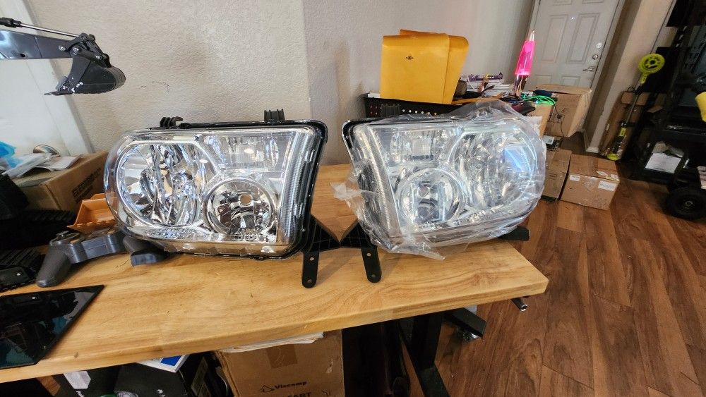 TOYOTA TUNDRA HEADLIGHT ASSEMBLIES