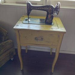 Sewing Machine With table