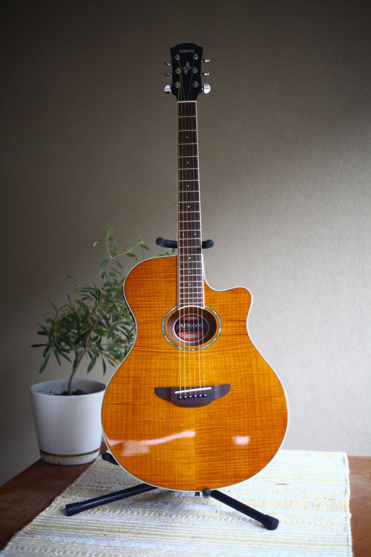 Yamaha APX 600 FM Amber