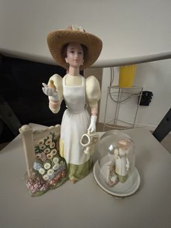Avon Figurine 2008 Presidents Club Mrs Albee Award Garden Flower