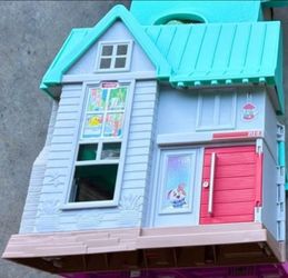 Little people house w/2 people
