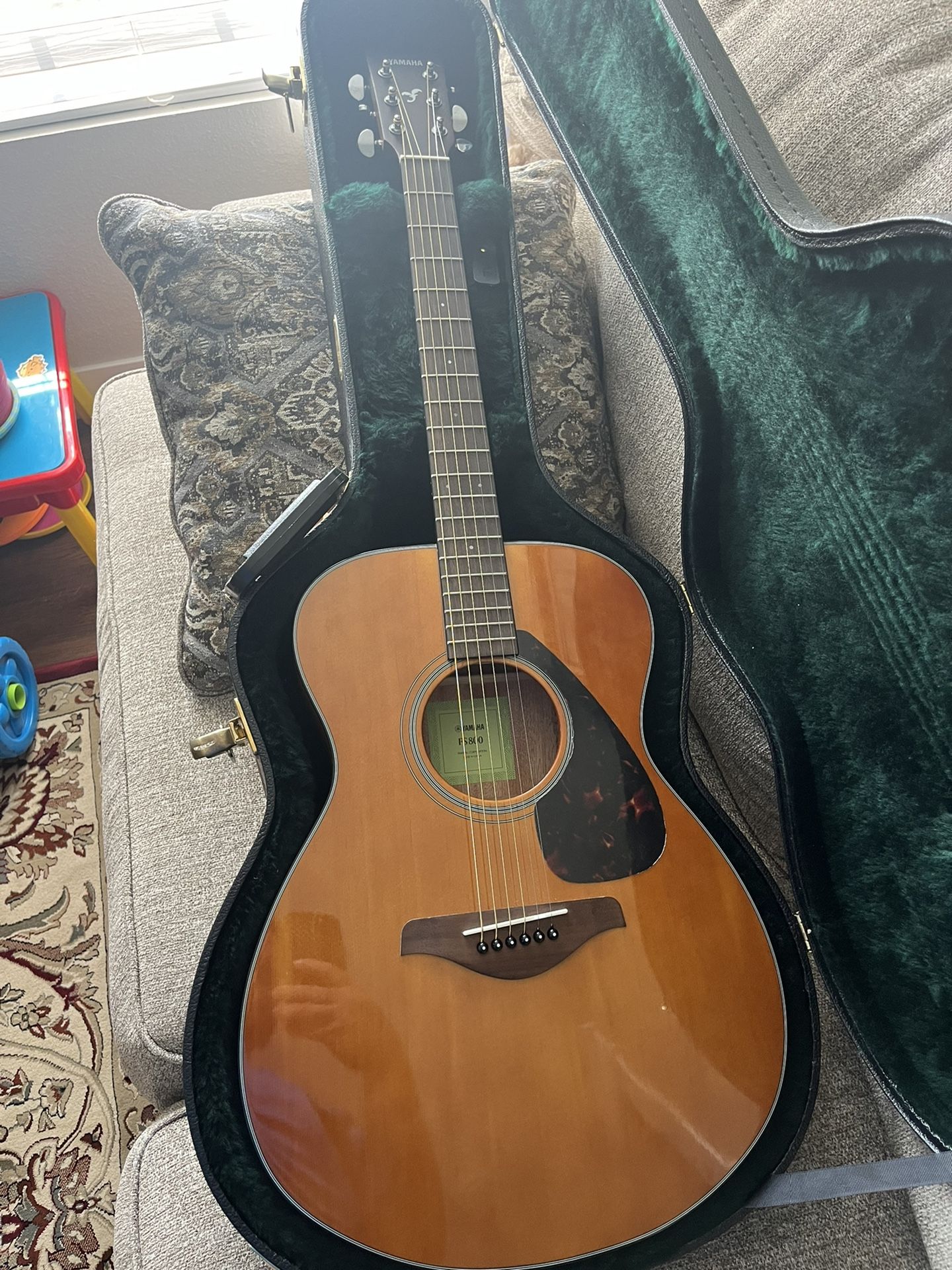 YAMAHA ACOUSTIC GUITAR / Excellent Condition / Sounds Amazing / Used Maybe Couple Of Times