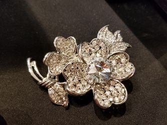 Beautiful Crystal brooch pin BRAND NEW