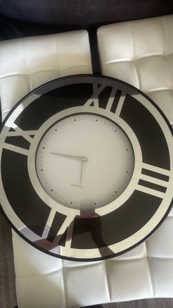 Wall clock battery operated
