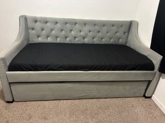 Daybed with trundle