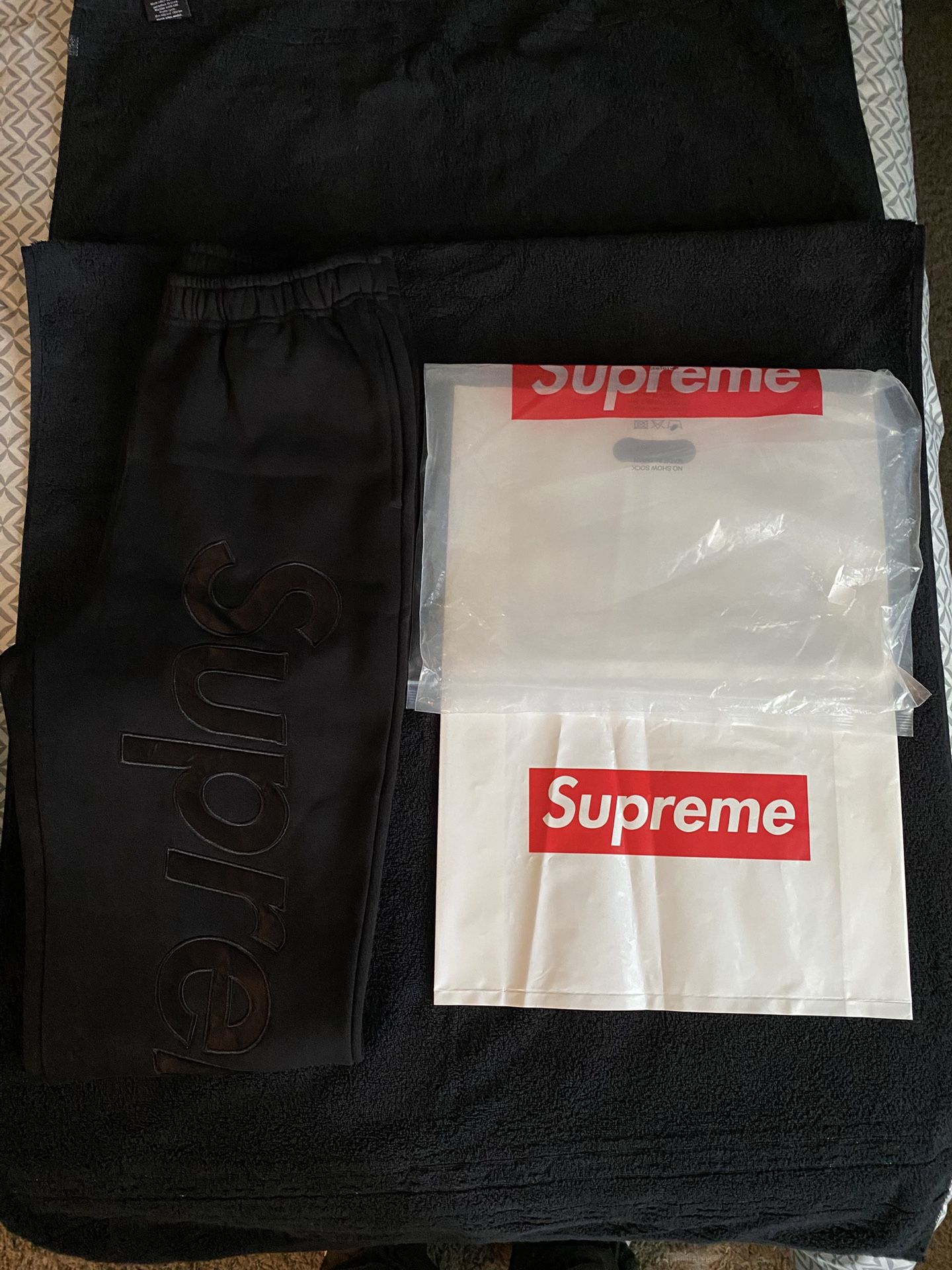 Supreme Satin Logo Black Sweatpants(FW23) Size Small