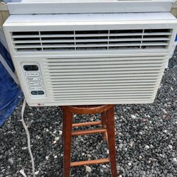 LG AC unit 5200 BTU