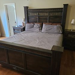 King Size Bed, 2 Night Stands & Dresser with Mirror
