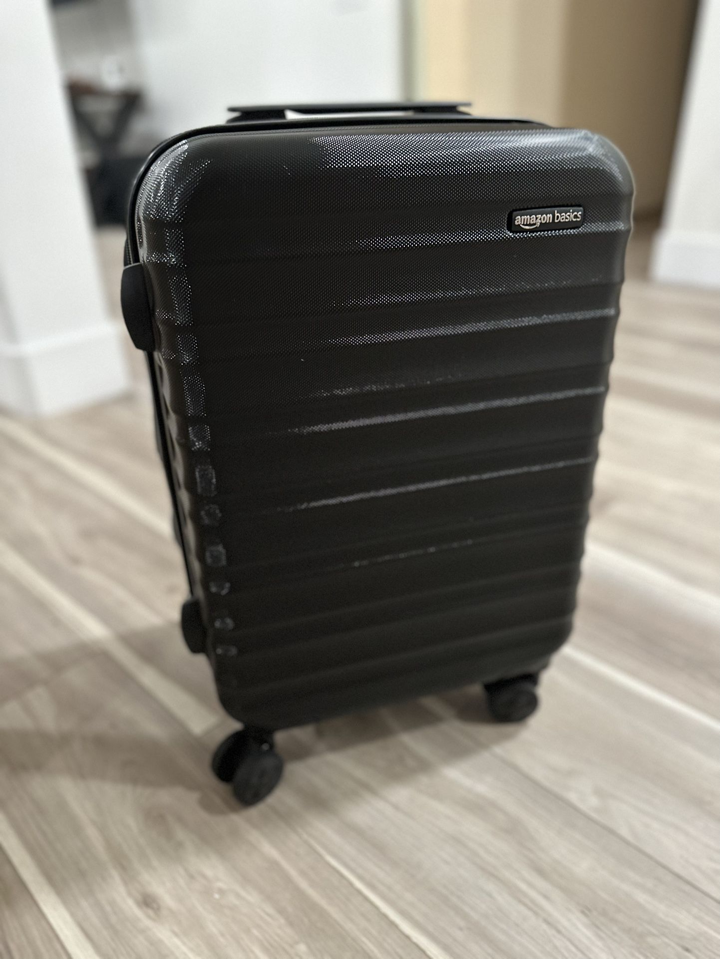Amazon Basics 21-Inch Hardside Spinner, Black Carry On Luggage