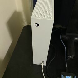 Xbox series s used lile new has all cords and has a wired controller