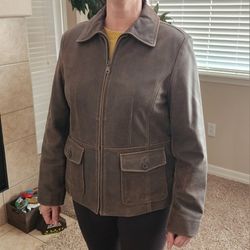 Q.U.E Leathet Jacket Size Large 