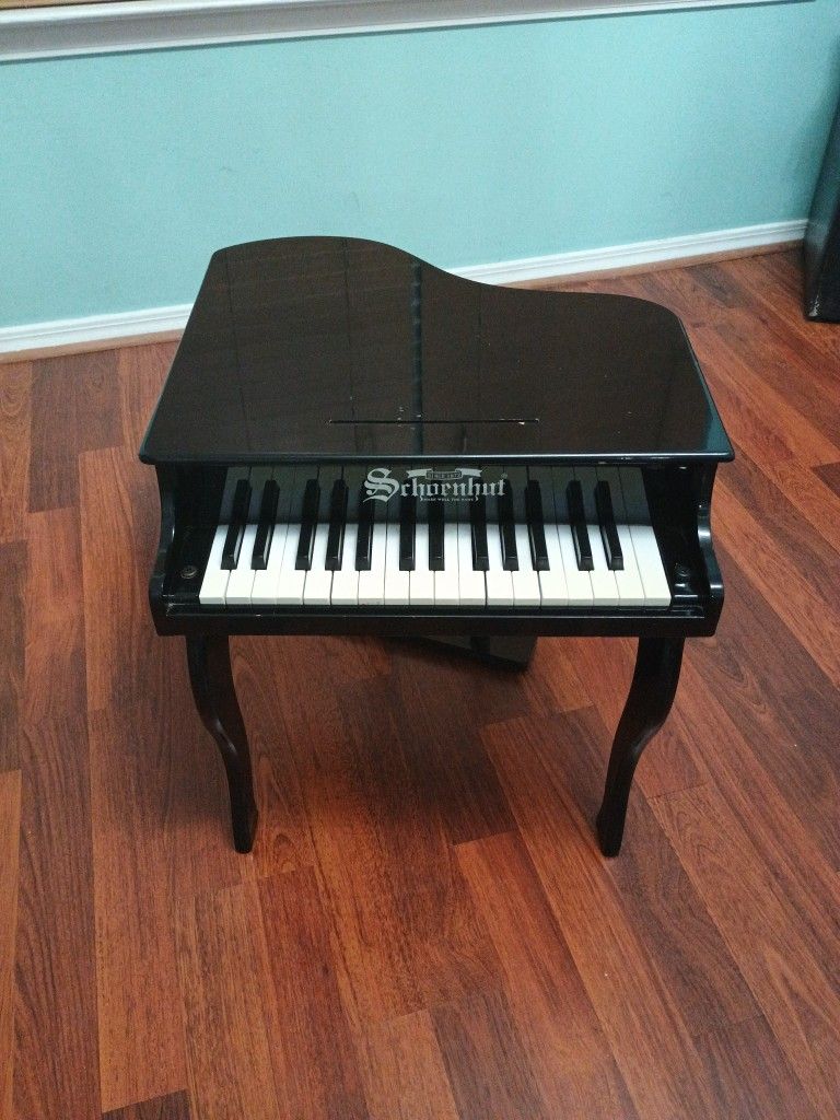 Srhoenhut Mini Piano