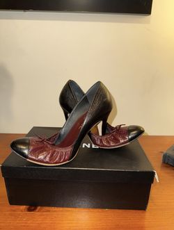 Chanel Rouge / noir Pumps With Coco Mark/ Ribbon