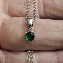 Silvertone Rolo Chain With Faux Emerald Green Gemstone 18" Looks Like New