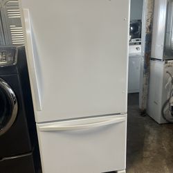 Whirlpool 2-Door Refrigerator Bottom freezer design