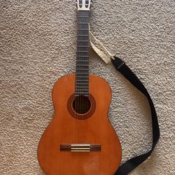 Yamaha C40 Classical Guitar with Strap