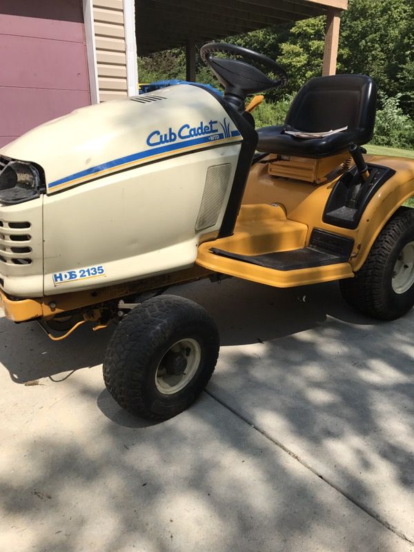 Cub cadet HDS 2135 lawn tractor