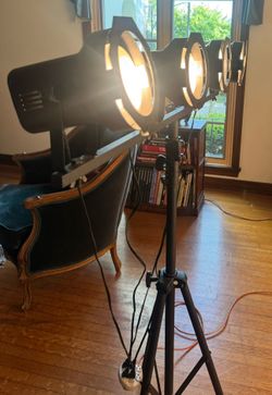 Lighting System with Four Light Fixtures on a T-bar with a Tripod Base