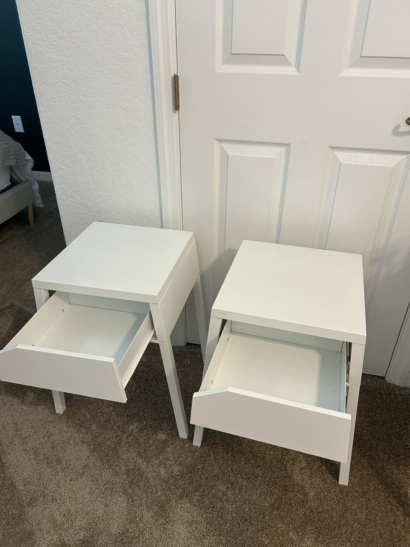 Set of two white nightstands