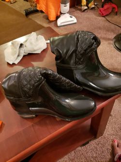 Boots size 9