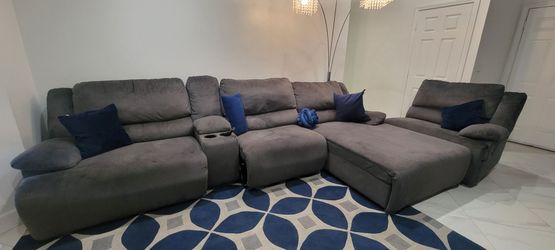 Reclining Gray Color Couch/ Sofa (Delivery Available) 🔥🛻