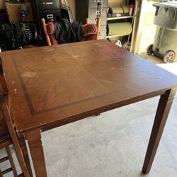 dinnin table with chairs