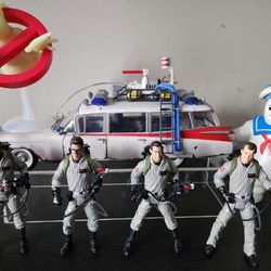 4 Mattel 2009 figures, stay puft  2017 playmobil, ghostbusters sign 2016, Ecto-1 playmate 2020