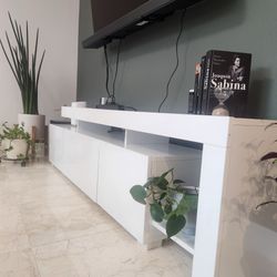 Tv stand 80”