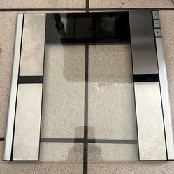 Body analyzing weight scale