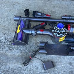 Dyson V8 Vacuum Cleaner Cordless With Attachment Brand New Battery Good Working 